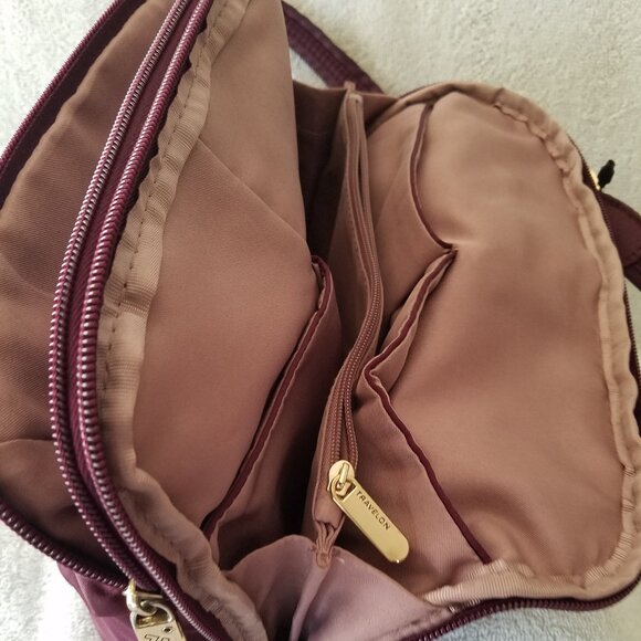 TRAVELON ANTI-THEFT DOMED CROSSBODY MEDIUM SIZE WINE - Picture 7 of 11